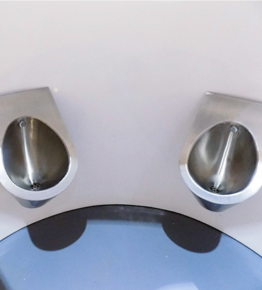 华杰小便厕所的尿液经过处理以后，它会变成有营养价值的叶面肥料，资源的循环利用。同时小便厕所设备简单、省资金、省占地