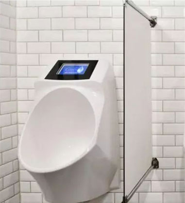 用户在方便时就可以投放广告，这个智能小便器配备了内置的传感器，只有当传感器侦测到尿液时，才会在屏幕上显示广告视频。